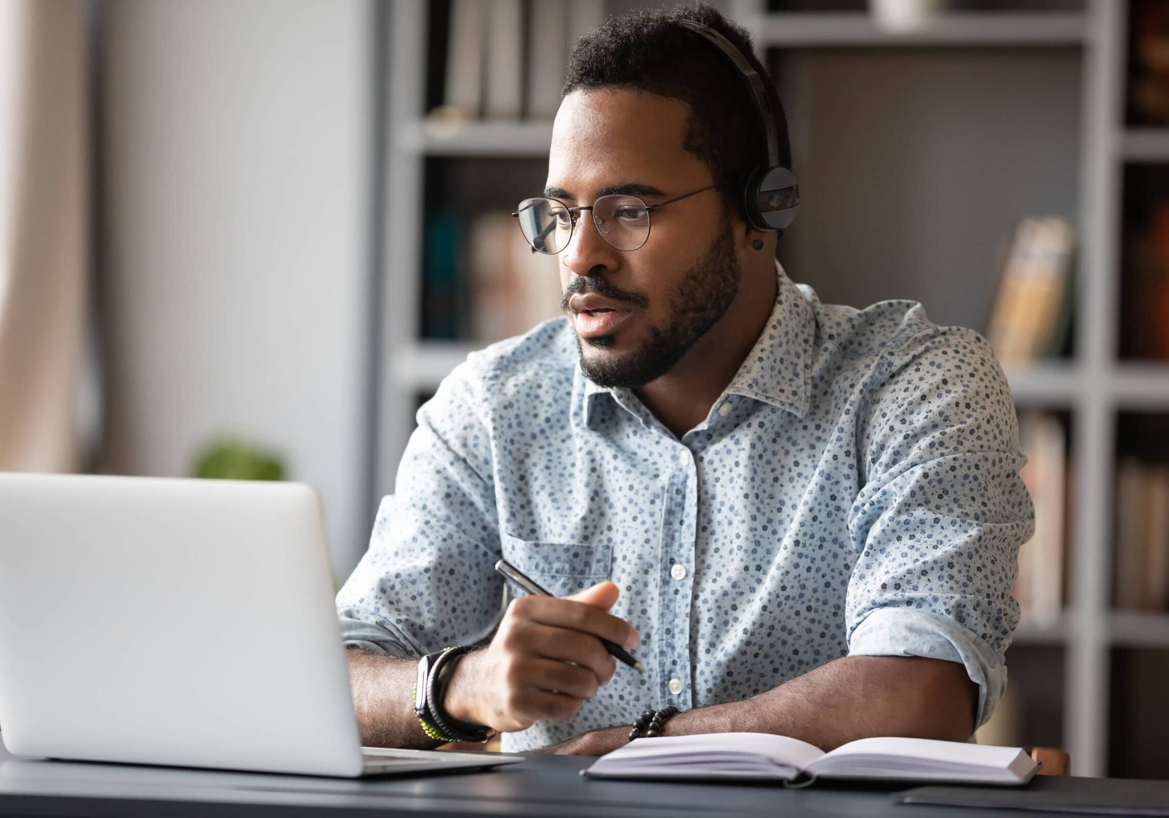 A student coach studiously participating in an online coaching class.