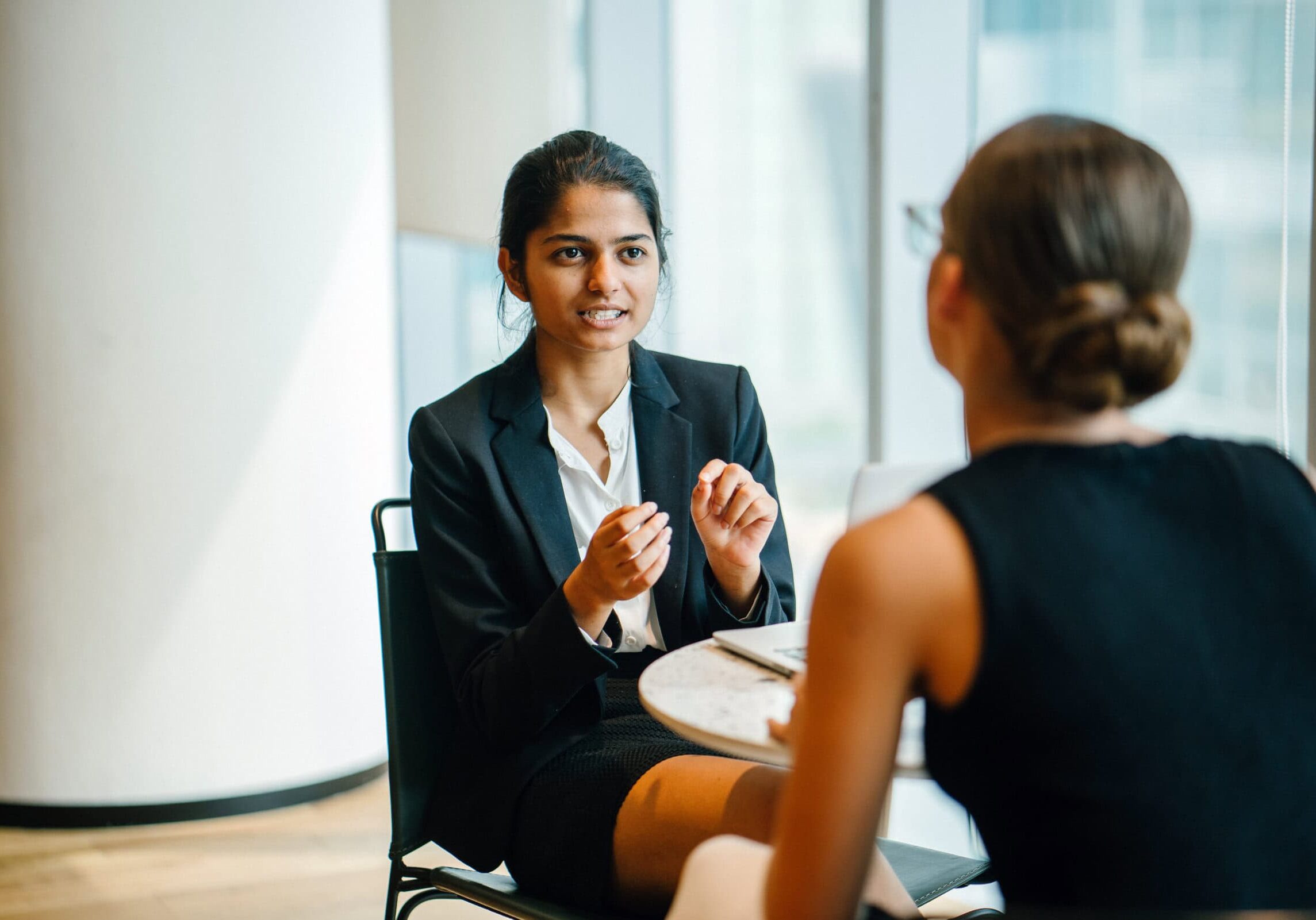 Professional woman in a business suit engaged in a one-on-one 168极速一分钟赛车官方开奖历史记录赛果直播预测 coaching session with a colleague, representing ICF-certified 168极速一分钟赛车官方开奖历史记录赛果直播预测 coaching.